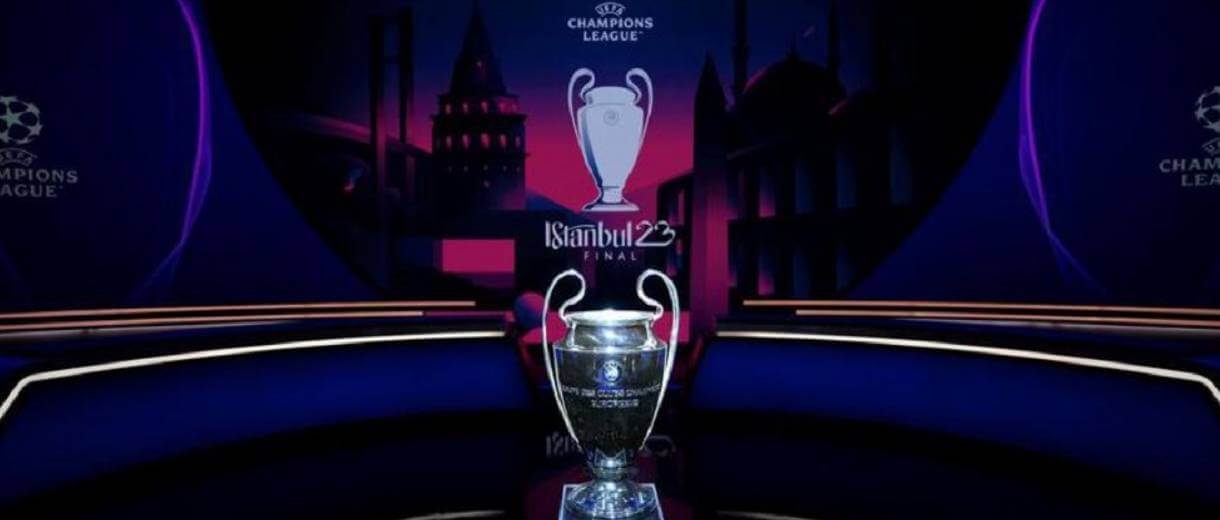 trofeu da champions no palco durante sorteio da fase de grupos champions 2022-2023