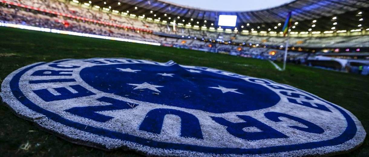 distintivo do cruzeiro no gramado do mineirao