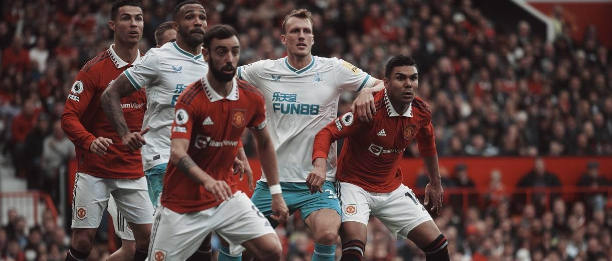 casemiro e cristiano ronaldo durante jogo do manchester united na premier league