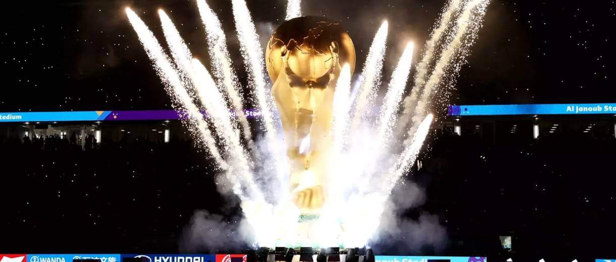 fogos e trofeu gigante da copa do mundo fifa em estádio do catar