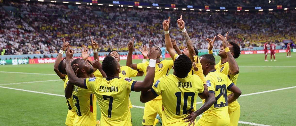 jogadores do equador comemorando durante vitória sobre catar na anertura da copa de 2022