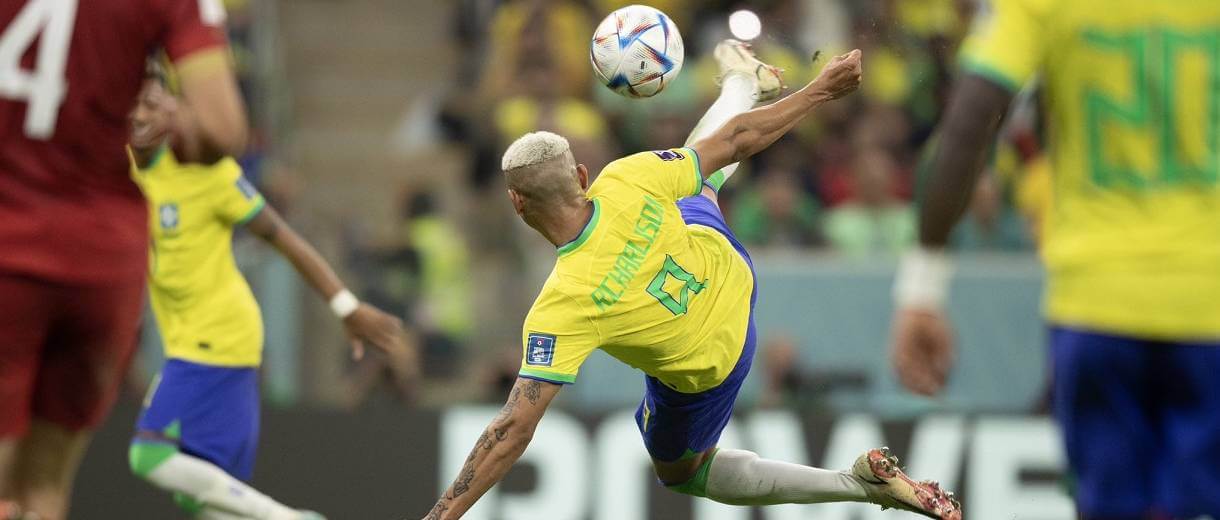 pombo richarlison dando voleio em belo gol contra a servia estreia brasil copa catar 2022