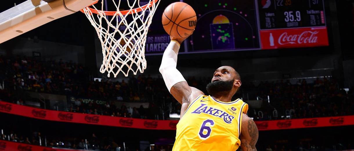 LeBron James dos Lakers indo para a cesta