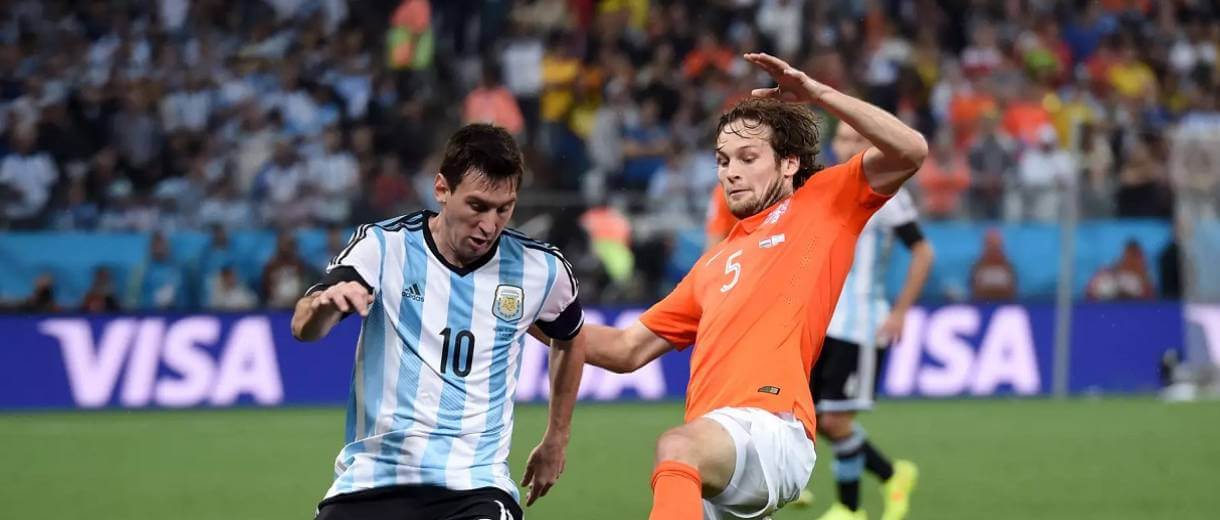 lionel messi e daley blind se enfrentaram no holanda x argentina das semifinais da copa de 2014 no brasil