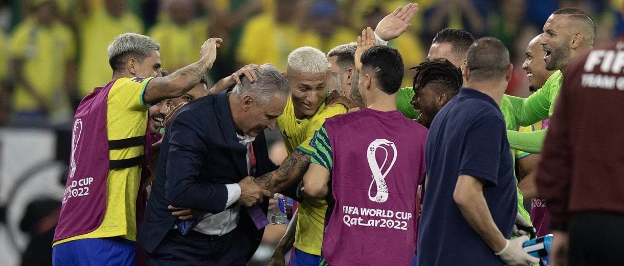 jogadores do brasil comemoram com o treinador tite um dos gols da goleada por 4 a 1 sobre a coreia do sul na copa catar 2022