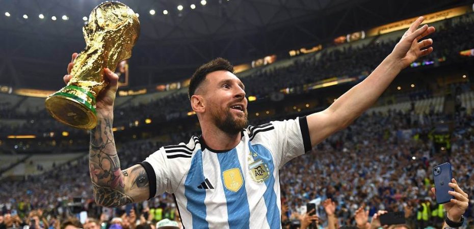 messi carregado por companheiros da argentina com trofeu da copa do mundo no estadio lusail no catar foto twitter fifa world cup 1