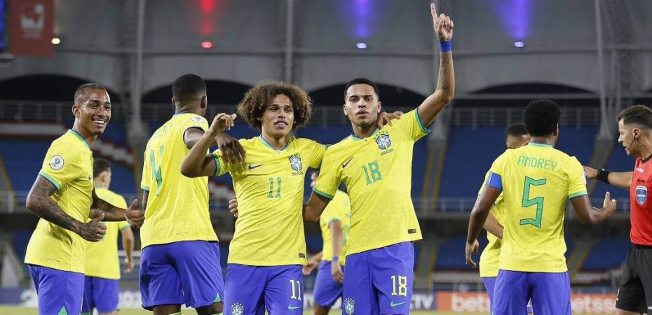 jogadores da selecao comemoram gol durante argentina 1 x 3 brasil no sul-americano sub-20