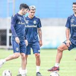 luis suarez treinando com companheiros do gremio reproducao twitter luissuarez9 1