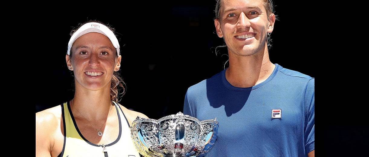 luisa stefani e rafael matos com trofeu de campeões de duplas mistas do australian open 2023