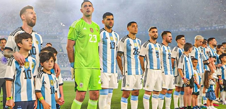 jogadores da argentina antes do festivo amistoso contra o panama no estadio mas monumental campo do river plate