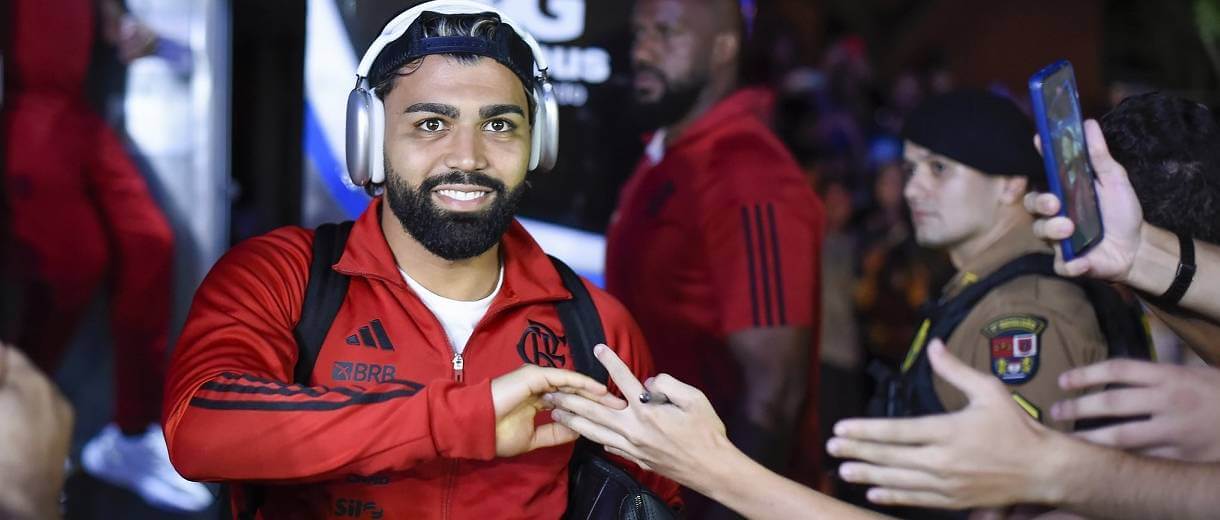 atacante gabigol do flamengo cumprimentando torcedores na chegada ao parana para jogo contra maringa