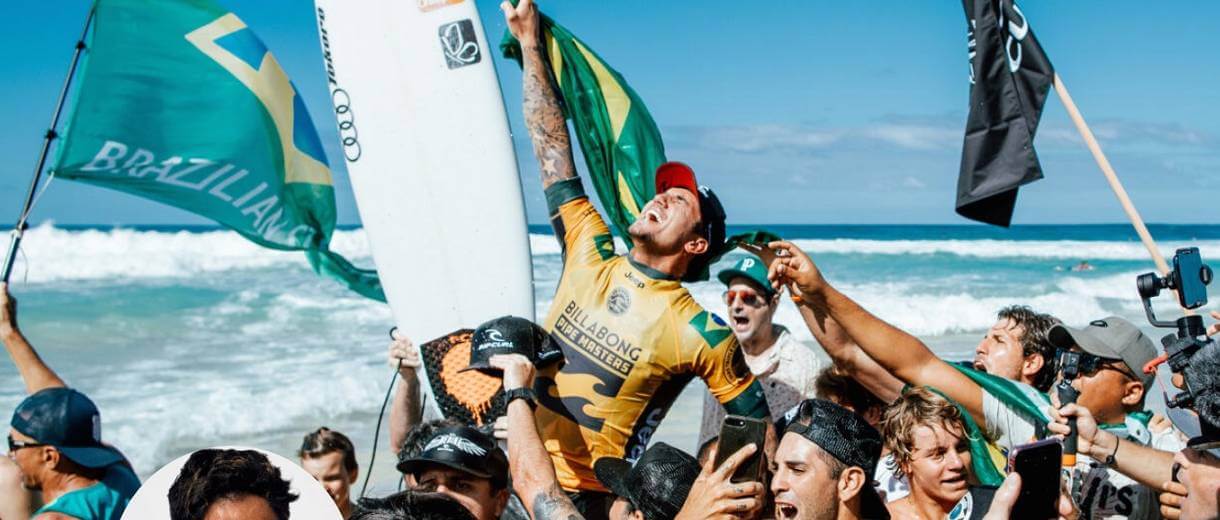 Medida com a bandeira brasileira em conquista de um dos tres titulos mundiais de surfe