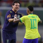 fernando diniz e neymar em jogo contra bolivia estreia da selecao brasileira masculina de futebol nas eliminatorias conmebol para copa 2026