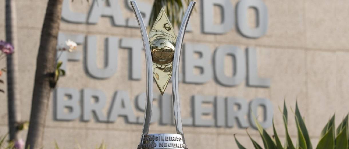 trofeu do brasileirao feminino na sede da cbf foto thais magalhaes cbf