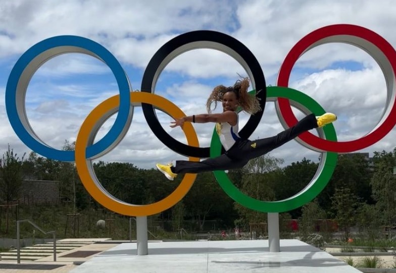 ginasta rebeca andrade com arcos olimpicos jogos paris foto x time brasil