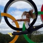 rebeca andrade posando com arcos olimpicos paris foto x time brasil