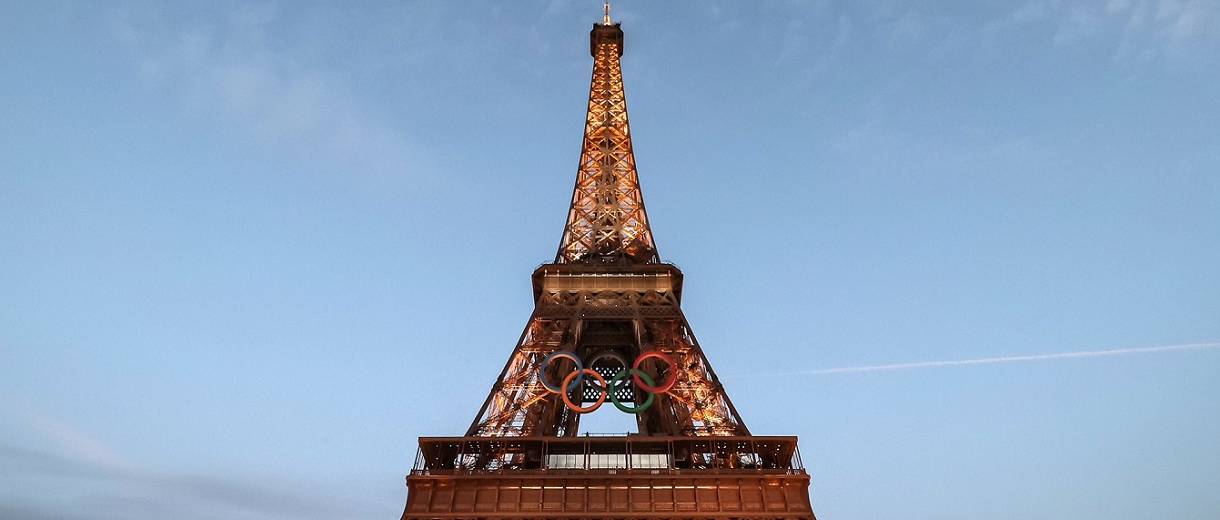 torre eiffel com arcos olimpicos em paris foto gaspar nobrega cob