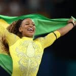 ginasta rebeca andrade com bandeira do brasil apos bronze por equipes em paris foto luiza moraes cob