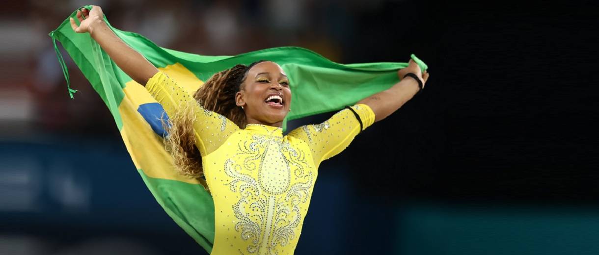 ginasta rebeca andrade com bandeira do brasil apos bronze por equipes em paris foto luiza moraes cob