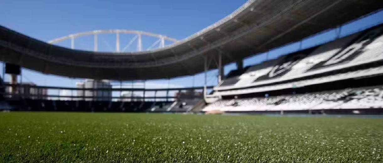 campo do estadio nilton santos