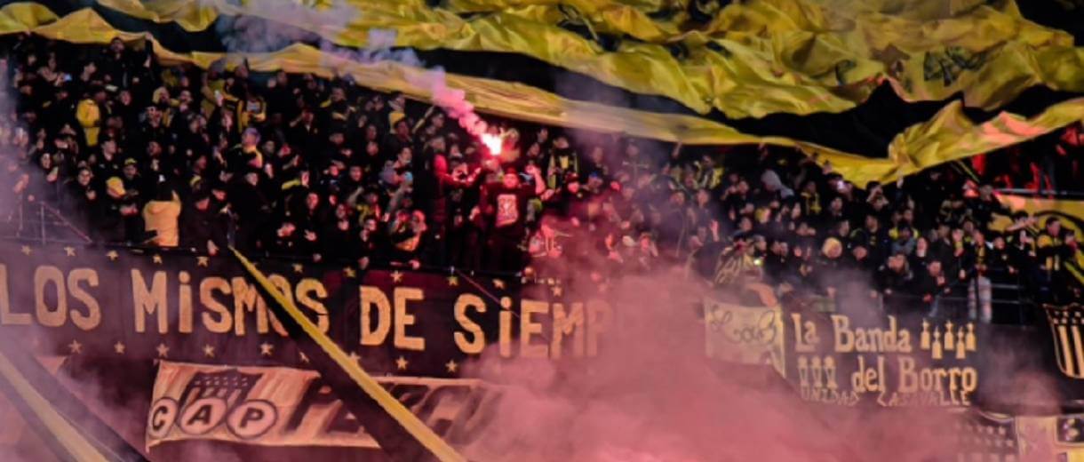 torcida do club atletico penarol no seu estadio campeon del siglo em montevideu, no uruguai